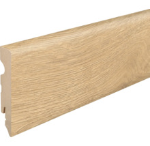 Fußleiste in Holzoptik aus mitteldichter Holzfaserplatte mit profilierter Rückseite für eine einfache Wandmontage.