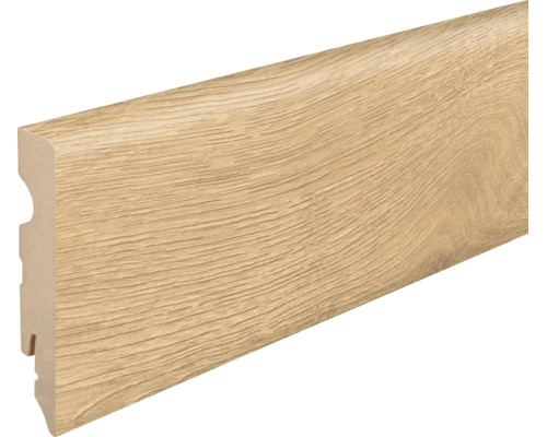 Fußleiste in Holzoptik aus mitteldichter Holzfaserplatte mit profilierter Rückseite für eine einfache Wandmontage.