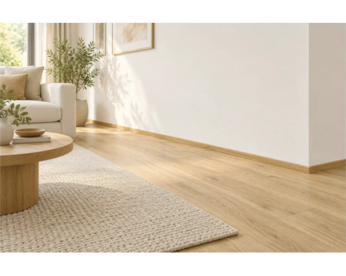 Helles Wohnzimmer mit verlegtem Laminatboden in Holzoptik und passender Fußleiste entlang der Wand.