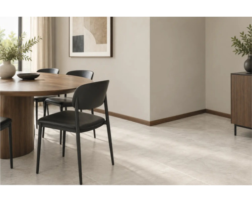 Modernes Esszimmer mit Holzesstisch, schwarzen Stühlen und Fliesenboden in Steinoptik vor einer hellen Wand mit Fußleisten aus Holz.