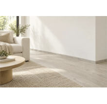 Helles Wohnzimmer mit Laminatboden und passender Fußleiste in einer minimalistischen und modernen Einrichtung mit Sofa und Holztisch.