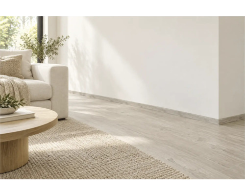 Helles Wohnzimmer mit Laminatboden und passender Fußleiste in einer minimalistischen und modernen Einrichtung mit Sofa und Holztisch.