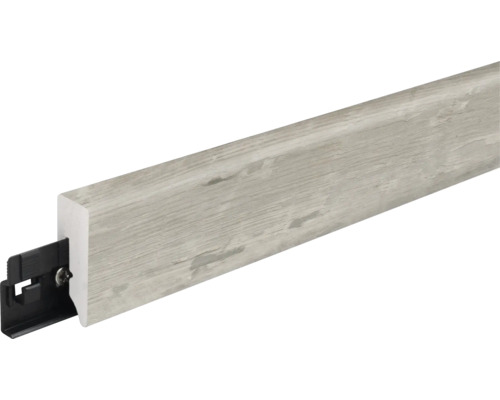 Sockelleiste mit Holzoptik Oberfläche und schwarzem Befestigungsclip aus Kunststoff