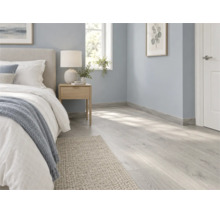 Helles Schlafzimmer mit Laminatboden in Holzoptik und passenden Sockelleisten in einem modernen und wohnlichen Einrichtungsstil.