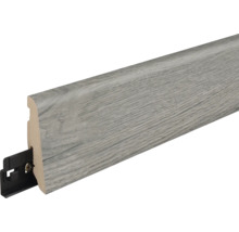 Sockelleiste mit Holzoptik und integriertem Montageclip aus Kunststoff.