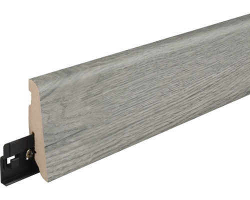 Sockelleiste mit Holzoptik und integriertem Montageclip aus Kunststoff.