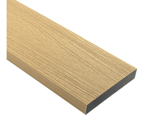WPC Terrassendiele mit Holzmaserung als Bodenbelag für den Außenbereich