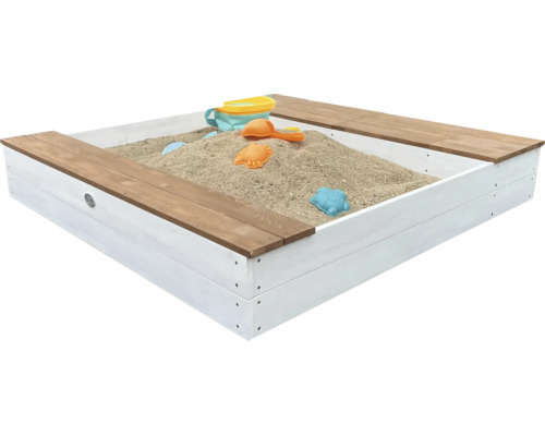 Quadratischer Sandkasten aus Holz mit Sitzrand und Sandspielzeug gefüllt mit Sand für den Garten.