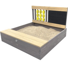 Holzsandkasten mit Sitzbank, integriertem Tic Tac Toe Spiel und einer Tafel für Kinder zum Spielen im Garten.
