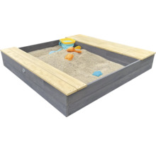 Quadratischer Sandkasten aus Holz mit Sitzbank am Rand und Sandspielzeug gefüllt mit Sand für Kinder im Garten.