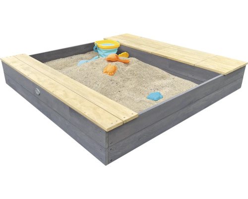 Quadratischer Sandkasten aus Holz mit Sitzbank am Rand und Sandspielzeug gefüllt mit Sand für Kinder im Garten.
