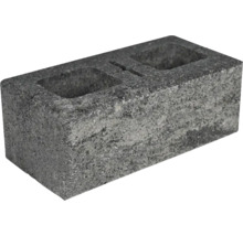 Ein einzelner Hohlblockstein aus Beton mit strukturierter Oberfläche und zwei integrierten Öffnungen.