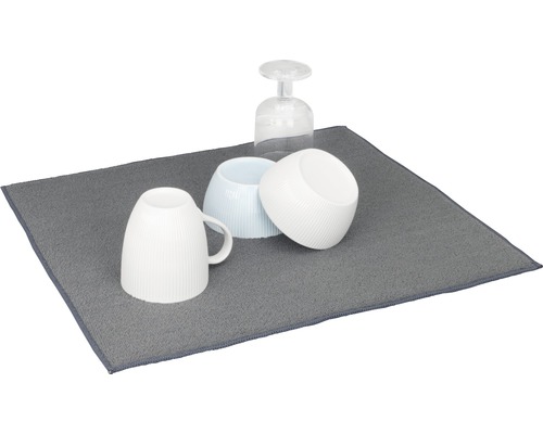 Geschirrtrockenmatte mit Tassen und Glas