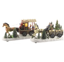Weihnachtsdekoration mit Pferdekutsche und Weihnachtsmannfiguren