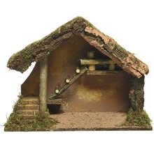 Krippenstall aus Naturmaterialien mit Treppe