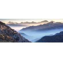 Morgenstimmung in den Bergen mit Nebel im Tal