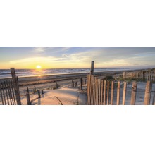Strand mit Holzzaun bei Sonnenuntergang