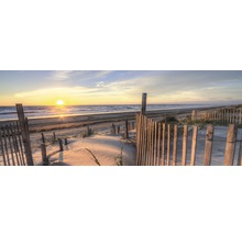 Strandlandschaft mit Holzzaun und Sonnenuntergang