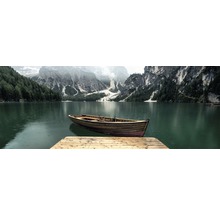 Ruderboot am Bergsee an einem Holzsteg