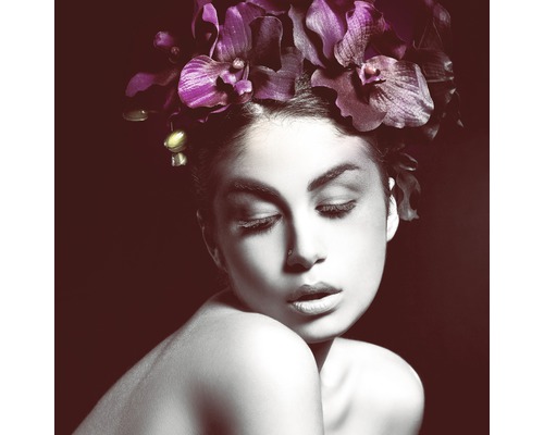 Porträt einer Frau mit Blumenschmuck im Haar
