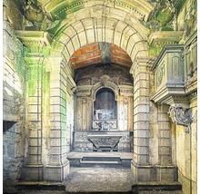 Innenraum einer alten Kapelle mit Steinsäulen und Gewölbedecke