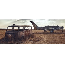 Verlassener Bus und Flugzeug auf einem Feld