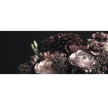 Detailansicht eines Blumenstraußes mit Rosen, Nelken, Dahlien und Ziergräsern.