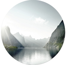 Berglandschaft mit See und Sonneneinstrahlung
