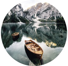 Bergsee mit Booten und Bergpanorama