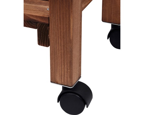 Detailansicht eines Holzregals mit Rollen