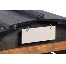Detailansicht eines Holzschildes an einem Gartenprodukt