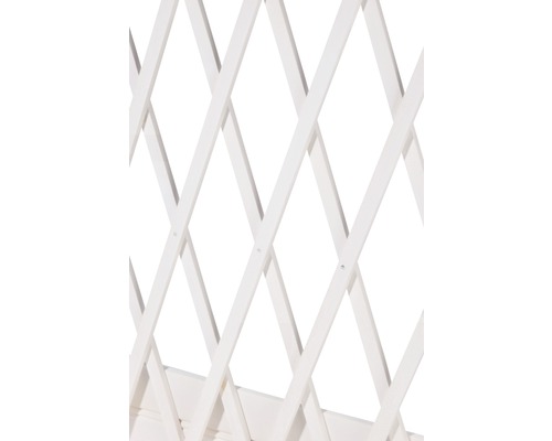 Detailaufnahme eines weißen, ausziehbaren Holzspaliers