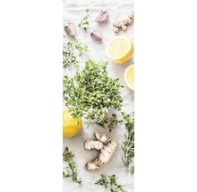 Arrangement aus Thymian, Knoblauch, Zitrone und Ingwer.