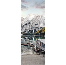 Bergsee mit Bootshaus und Bergkulisse