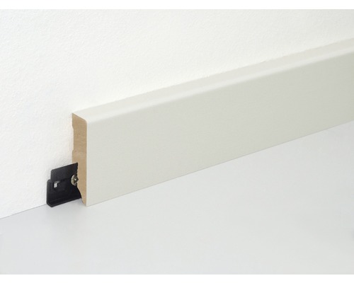 Weiße Fußleiste mit Befestigungsclip an einer Wand.