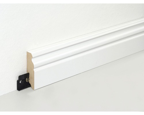 Weiß lackierte Sockelleiste mit Befestigungsclip