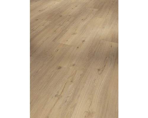 Nahaufnahme von Laminatboden in Holzoptik