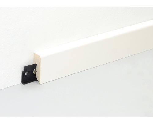 Sockelleiste aus Holz mit Befestigungsclip an einer Wand