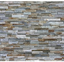 Wandverkleidung aus Naturstein in horizontaler Anordnung.