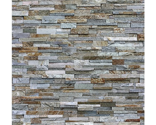 Wandverkleidung aus Naturstein in horizontaler Anordnung.