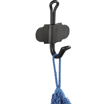 Schwarzer Wandhaken mit dekorativem Anhänger.