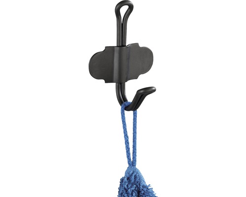 Schwarzer Wandhaken mit dekorativem Anhänger.