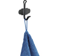 Schwarzer Handtuchhaken mit blauem Handtuch
