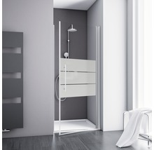 Badezimmer mit Duschkabine mit Milchglaselementen, Duschkopf und Handtuchwärmer