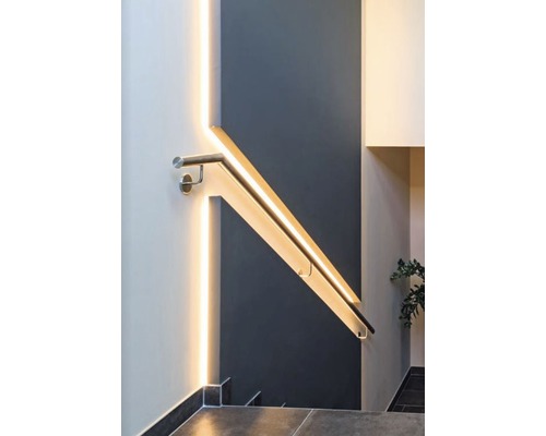 Treppenhaus mit beleuchtetem Handlauf und LED-Streifen