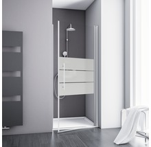 Badezimmer mit Dusche und Duschabtrennung mit horizontalen Streifen