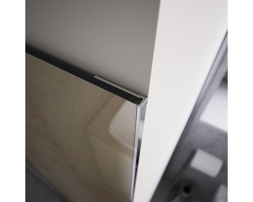 Abschlussprofil Breuer Decodesign Flächenbündig 2550 mm chrom für 3 mm Rückwände Detailansicht eines Schranks mit Metallrahmen