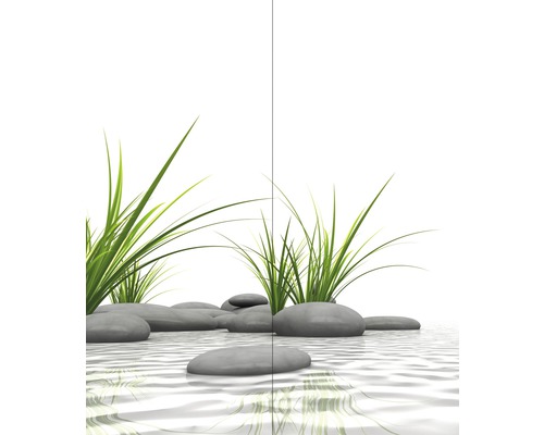 Dekorative Steine und Gräser im Wasser für Gartenteichgestaltung