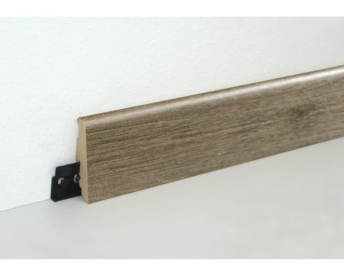 Sockelleiste mit Befestigungsclip an einer Wand