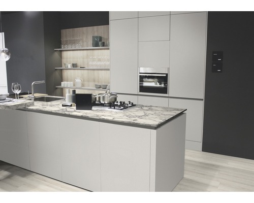 Moderne Küche mit Kochinsel, Einbaubackofen und Regalen